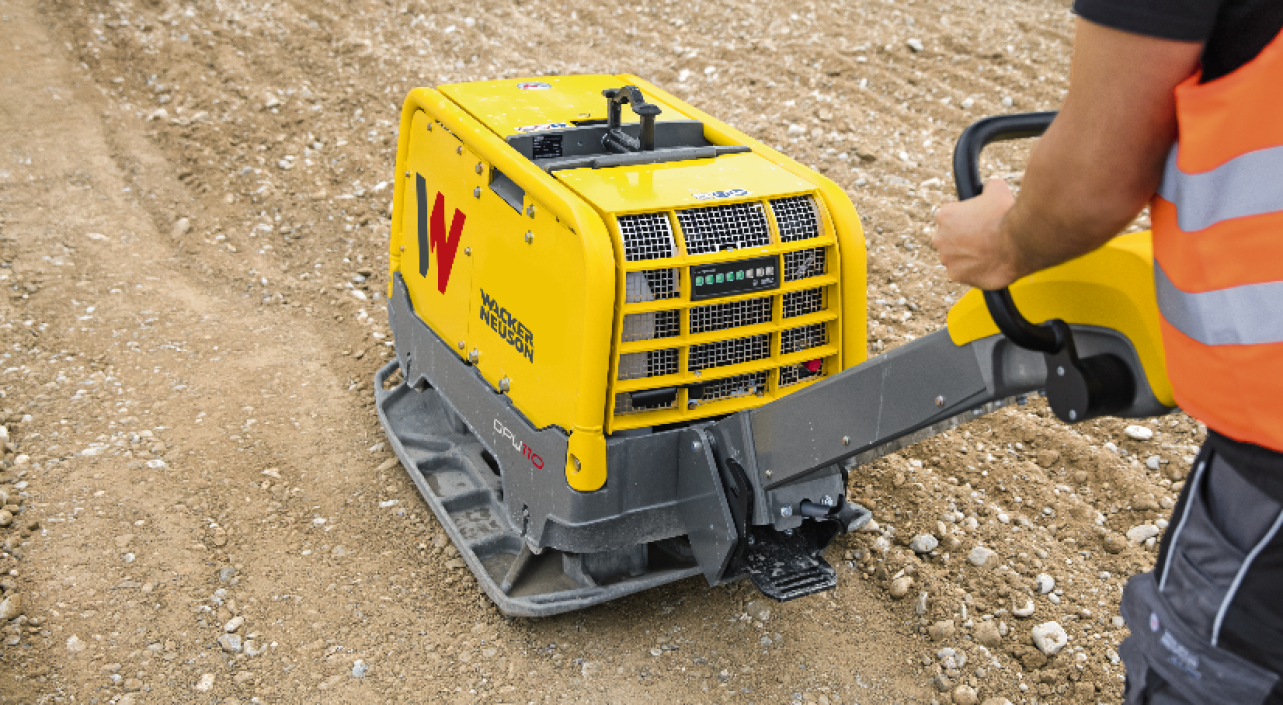 opthire employee showing to man the product