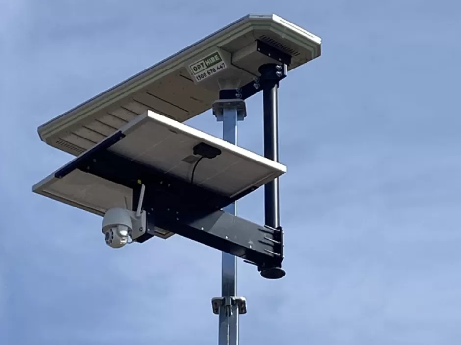 opthire employee showing to man the product