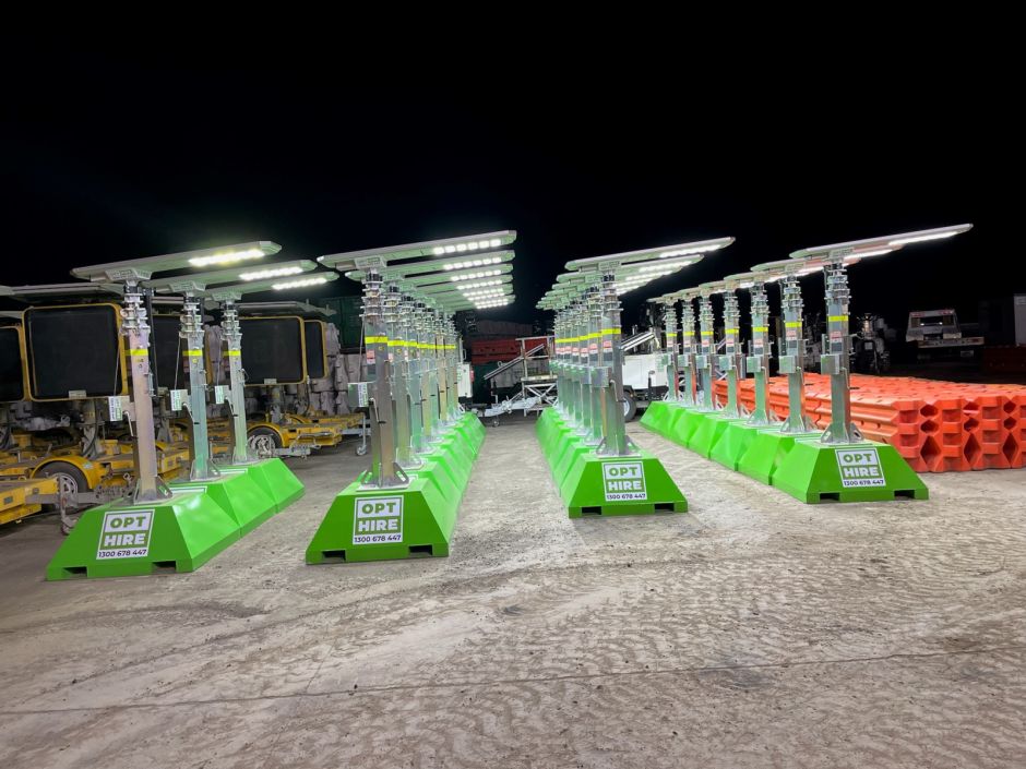 opthire employee showing to man the product