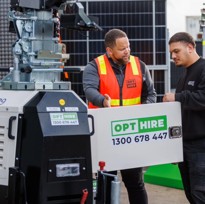 opthire employee showing to man the product